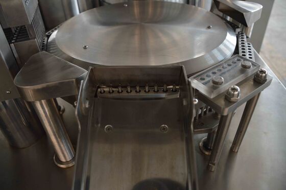 ভালো দাম 200 ক্যাপসুল/মিনিট সহ স্বয়ংক্রিয় পাউডার ক্যাপসুল ফিলিং মেশিন অনলাইন